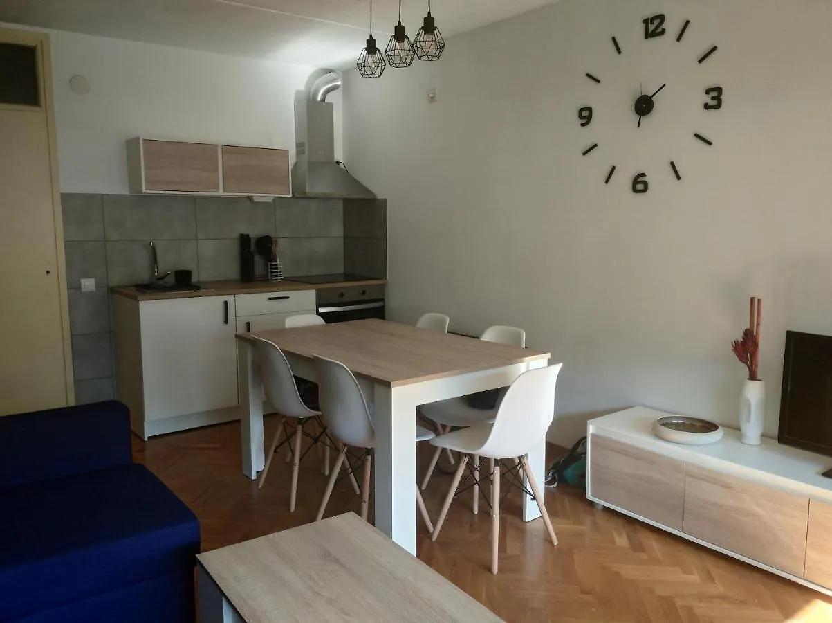 Apartamento En La Molina contacts